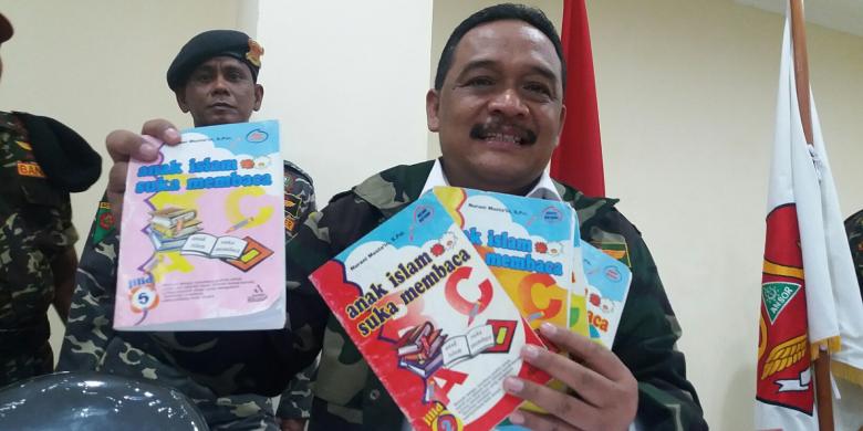 Wakil Ketua Umum GP Ansor, Benny Ramdhani menunjukkan buku-buku ajar TK yang mengandung unsur radikalisme