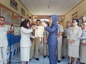 Walikota Ir Tatong Bara saat membuka naskah ujian tingkat SD