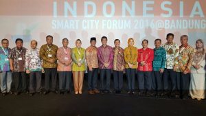 Wali Kota Ir Tatong Bara saat foto bersama dengan para kepala daerah yang menandatangani MoU Kerjasama Jaringan Lintas Perkotaan