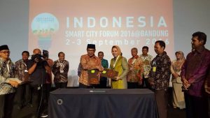 Wali Kota Kotamobagu Ir Tatong Bara dan Wali Kota Bandung Ridwan Kamil tampak berjabatangan saat penandatanganan MoU Kerjasama Jaringan Lintas Perkotaan