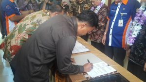 Tampak Sekkot Kotamobagu, Tahlis Gallang, meenandatangani MoU dengan BKN Regional XI Sulut