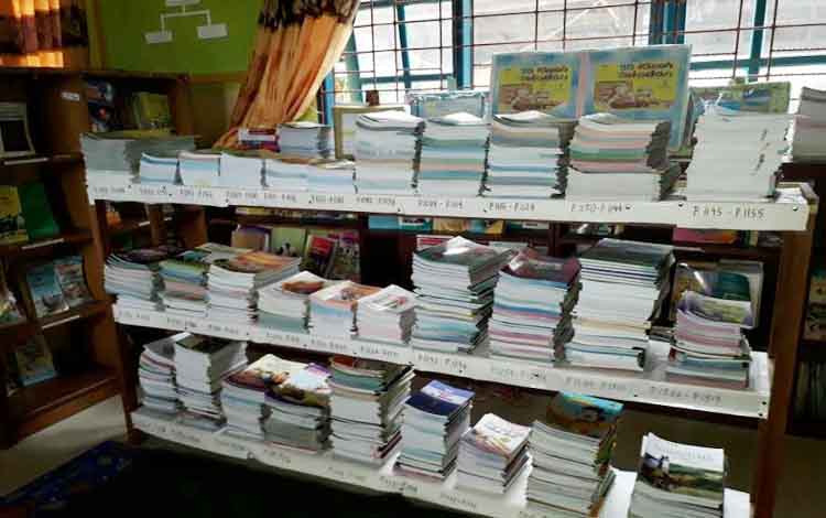 1491365343-ruang-perpustakaan-sdn-mendawai-2-sukamara