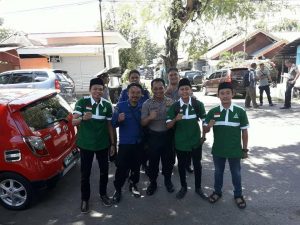 Terlihat para anggota GP Ansor Kotamobagu bersama aparat kepolisian Polres Bolmong saat pengamanan Gereja 