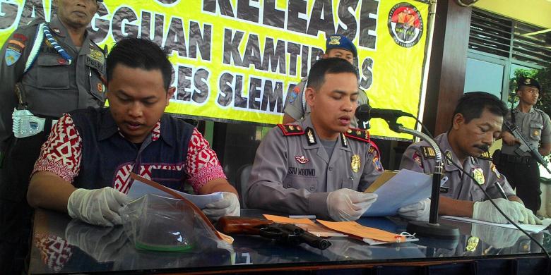 Wakapolres Sleman Kompol Sri Wibowo saat memberikan keterangan mengenai penangkapan dua oknum polisi yang terbukti mengkonsumsi narkoba jenis ganja dan psikotropika