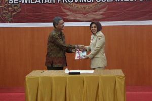 Wali Kota Kotamobagu, Ir. Tatong Bara, menyerahkan Dokumen LKPD Tahun 2016 kepada kepala BPK Perwakilan Sulut.