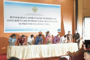 Para Kepala Daerah menandatangai berita acara penyerahan LHP.