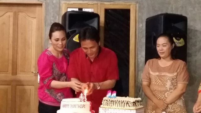 Potong kue HUT bersama istri tercinta Lesly Lanny Kaligis.