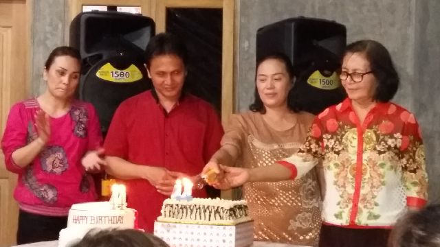 Bersama saudari kembar Yeane R Tuuk dan Ibunda tercinta.