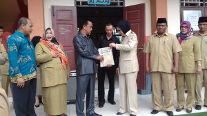 Walikota Ir Tatong Bara dan Ketua DPRD KK, Hi Ahmad Sabir saat kegiatan Naskah Ujian (UN) SMA sederajat 