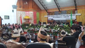 Ketua DPRD Kota Kotamobagu H. Ahmad Sabir di dampingi Wakil Ketua II Diana Roring saat Sidang paripurna Istimewa HUT Kota Kotamobagu Ke-9 tahun 2016
