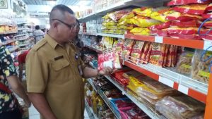 Sidak- Tampak anggota tim terpadu mengamati barang dagangan di salah satu seper market