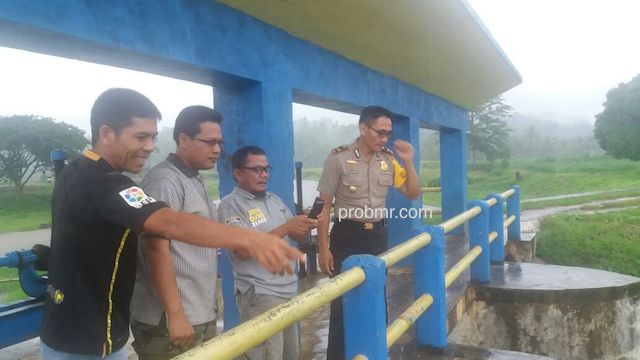 Sangadi Toraut Utara dan Kapolsek di TKP Bendungan.