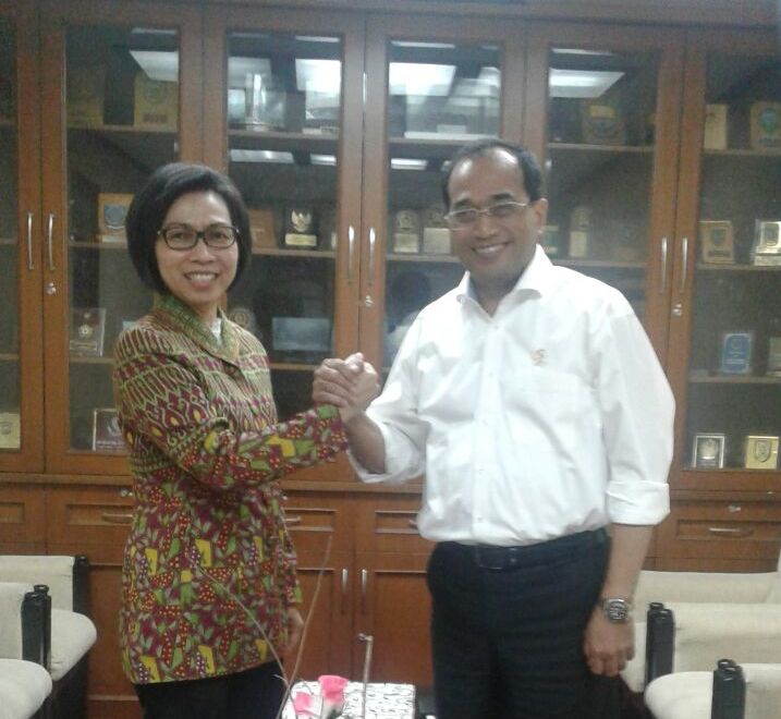 Bupati Bolmong Yasti Supredjo Mokoagow bersama Menteri Perhubungan.
