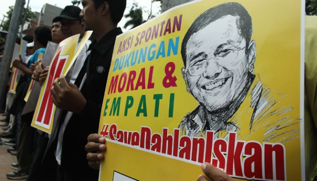 Sejumlah simpatisan Dahlan Iskan berunjuk rasa di Surabaya, Jawa Timur, 6 Juni 2015.