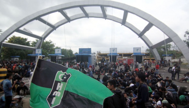 Ribuan kader HMI Sulselbar menutup pintu masuk Pelabuhan Soekarno Hatta Pelindo IV, Makassar, 17 November 2015. Mereka memaksa masuk ke pelabuhan untuk diberangkatkan menuju Riau, tempat pelaksanaan Kongres HMI ke-29. TEMPO/Fahmi Ali