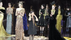 Guo Pei memberi hormat di akhir pertunjukkannya di Paris Couture Week.