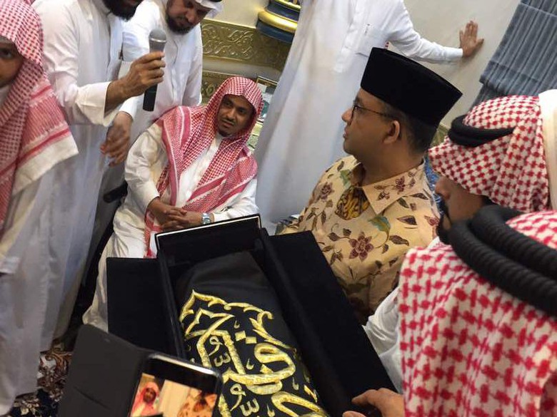 Anies diberi kiswah saat di Mekah