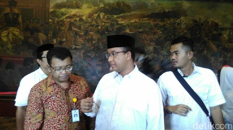 Anies jalan-jalan ke Kota Tua