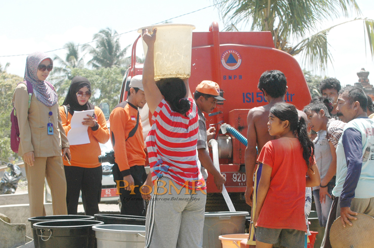 penyaluran bantuan air bersih di Desa Mopugad Utara II Kecamatan Dumoga Utara
