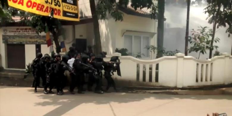Baku tembak antara polisi dan seorang pria terduga teroris terjadi di dalam kantor Kelurahan Arjuna, Kota Bandung