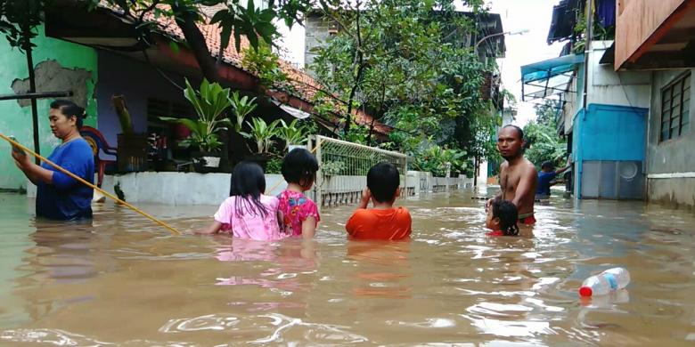 Banjir pun menggenangi sejumlah pemukiman warga yang dekat dengan Kali Sunter.