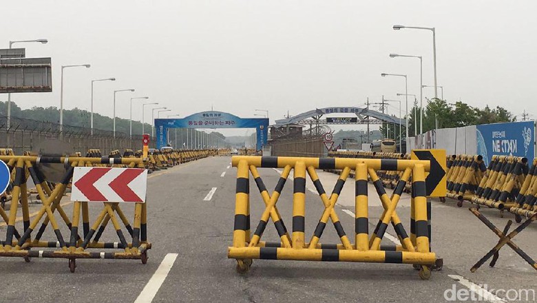 Barikade yang membatasi jalan penghubung Korut dan Korsel