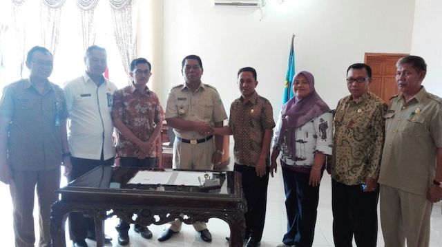 Bupati Hi Salihi B Mokodongan bersama Ketua KPU Fahmi Gobel bersama pejabat dan Komisioner KPU Bolmong, usai penandatanganan NPHD.