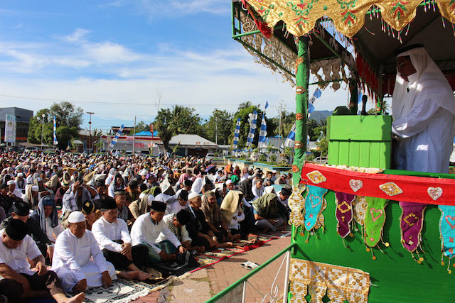 Bupati Hi Salihi Mokodongan SH membawakan khutbah Sholat Ied