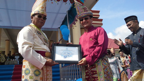 piagam penghargaan untuk bupati dan wakil bupati
