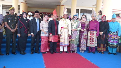foto bersama dengan para undangan