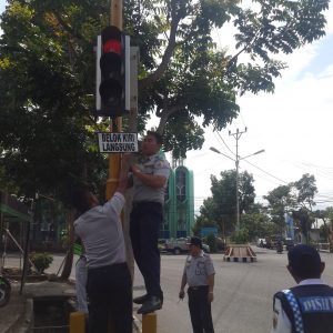 Nampak petugas Dishubparkominfo sedang memperbaiki Traffic Light di persimpangan Mogolaing beberapa waktu lalu