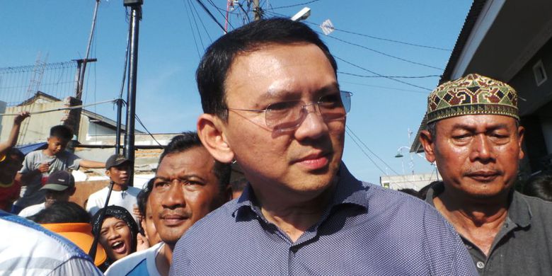 Calon gubernur DKI Jakarta Basuki Tjahaja Purnama atau Ahok saat mengunjungi warga di Koja, Jakarta Utara.