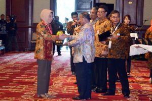 Wali Kota, Ir. Tatong Bara, saat menerima penghargaan Dana Rackca
