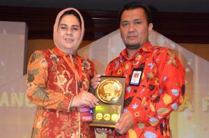Wali Kota bersama kepala DPPKAD, Rio Lombene saat foto bersama