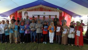 Wali Kota Ir Tatong Bara, Ketua DPRD KK, Ahmad Sabir foto bersama dengan warga usai pencanangan Kampung Berlian.