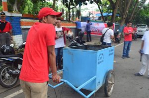 Suasana kerja bhakti yang dilaksanakan para wartawan saat peringatan HPN 2017.