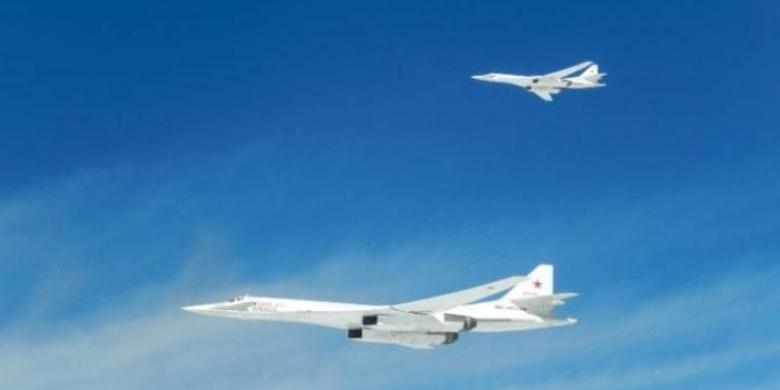 Dua pesawat pengebom Tu-160 Blackjack milik AU Rusia diabadikan saat dicegat AU Perancis dalam insiden September 2016