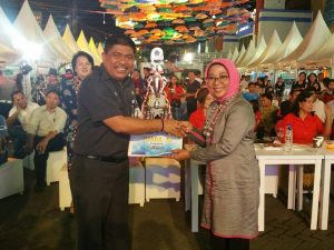 Tampak Kadis Dishubparkominfo Agung Adati, menerima Piala dari Reko Astuty, Deputi Bidang Pengembangan Pemasaran Pariwisata Nusantara Kementerian Pariwisata Republik Indonesia