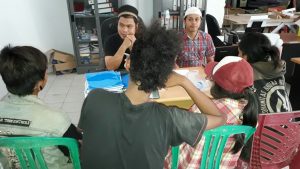 Nampak petugas Satpol PP sedang mengintoregasi anak Punk yang berhasil diamankan.