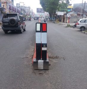 Tampak Delyniator yang dipasang oleh Dihub Kotamobagu di pembatas jalan. 