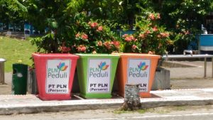 Tempat sampah yang dibagikan ke setiap Kelurahan dan Desa.