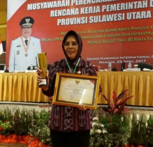 Wali Kota Kotamobagu, Ir Tatong Bara, memperlihatkan piala Anugerah Pangripta Nusantara dan piagam penghargaan yang berhasil di raih Pemkot.