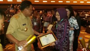 Gubernur Sulut, Olly Dondokambey, menyerahkan Piala dan Piagam penghargaan Anugerah Pangripta Nusantara terbaik satu tingkat Sulut kepada Wali Kota Kotamobagu Ir. Tatong Bara.