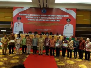 Foto bersama Gubernur Sulut bersama Kepala daerah se- Sulut.
