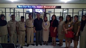 Foto bersama Kepala perwakilan Ombudsman Sulut bersama rombongan dengan jajaran Dinas Dukcapil Kotamobagu. (foto : Istimewa)