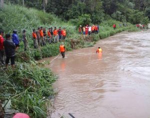 Tampak proses pencarian yang dilakukan oleh Satkorlak.