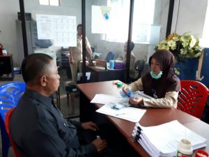 Staf Bagian Tata Pemerintahan menyalurkan insentif kepada aparat Kelurahan.