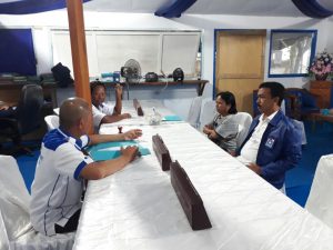 Ketua DPRD Ahmad Sabir, saat mengembalikan berkas pendaftaran ke panitia penjaringan calon wali kota Kotamobagu 2018.