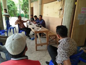 Tampak Kepala Bagian Kesos Kotamobagu bersama jajaran saat pertemuan dengan pihak pelaksana proyek pembangunan MRBM