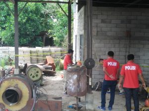 Tampak tim Reskrim Polres Bolmong tengah melakukan olah TKP